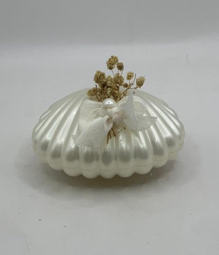 توزيعة شمعة ع شكل صدفة مزينة